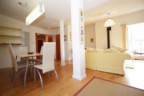 3 bedroom property to rent - Holyrood Road