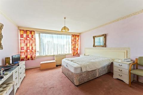 2 bedroom flat for sale - Eaton Court, Boxgrove Avenue, Guildford