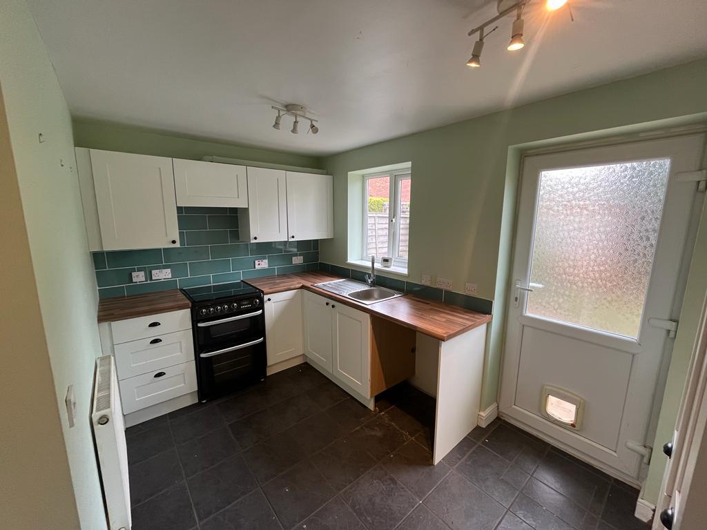 Compton Way, Earls Barton... 2 bed semidetached house £950 pcm (£219 pw)