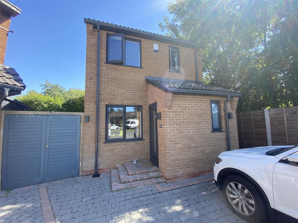 Helsby Road, Sale 3 bed detached house £1,350 pcm (£312 pw)