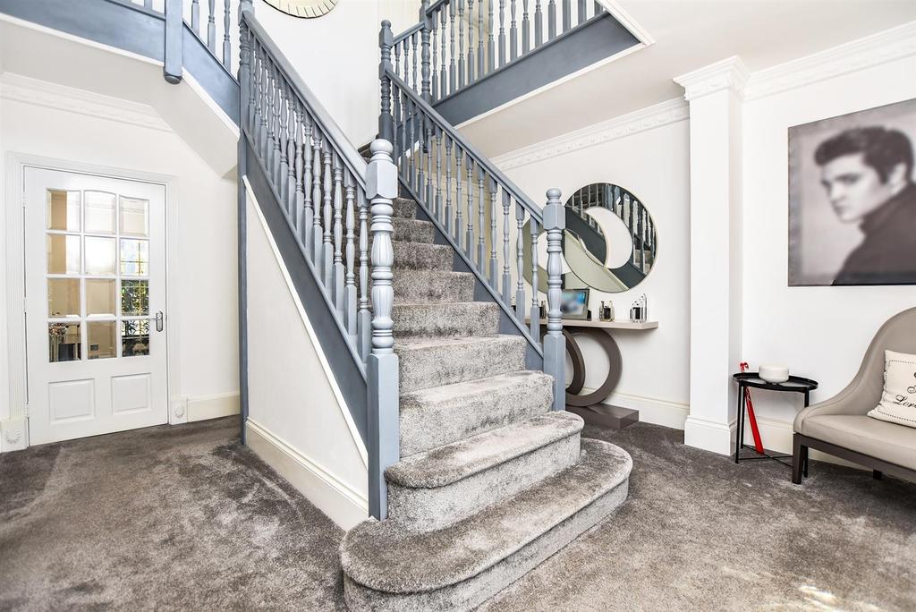 Elmhurst Avenue, Benfleet 4 bed detached house £950,000