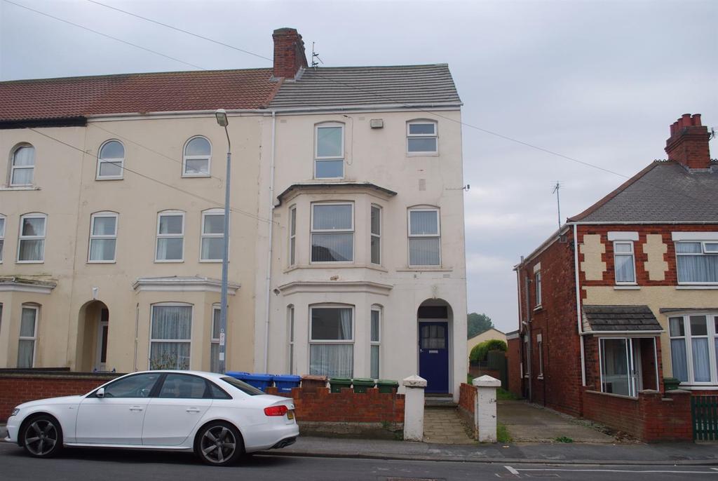 Princes Avenue, WITHERNSEA 2 bed flat £400 pcm (£92 pw)