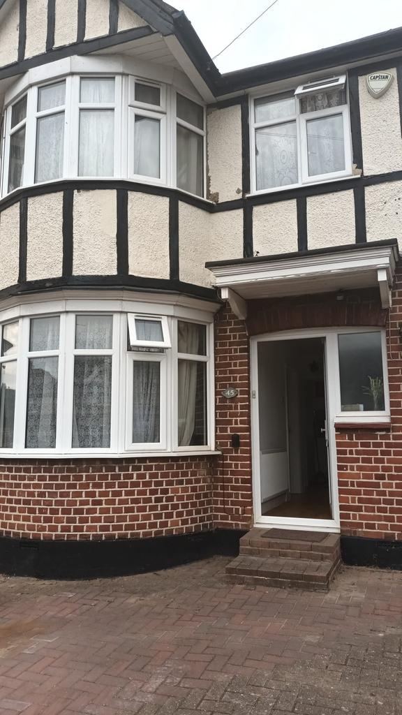 Long Elmes, Harrow HA3 3 bed semidetached house £2,000 pcm (£462 pw)