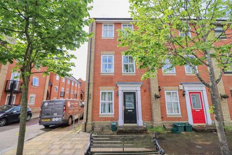 4 bedroom end of terrace house to rent, Hesper Road, Colchester, CO2