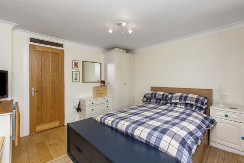 17 Buckstone Shaw, Edinburgh, EH10 6XP