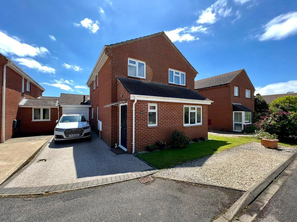 Grebe Close, Milford on Sea... 3 bed link detached house £730,000