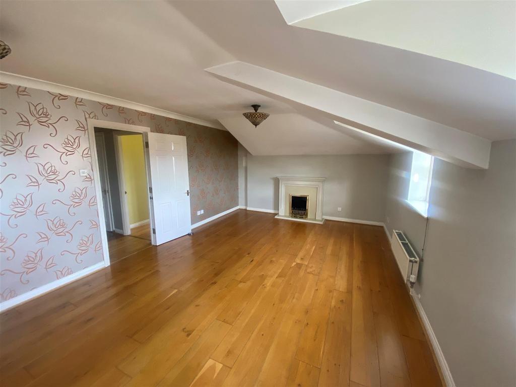Royal Earlswood Park, Redhill, Surrey 2 bed flat £269,950