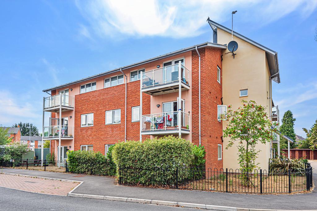 Dedworth Road, Windsor SL4 2 bed apartment for sale £121,500
