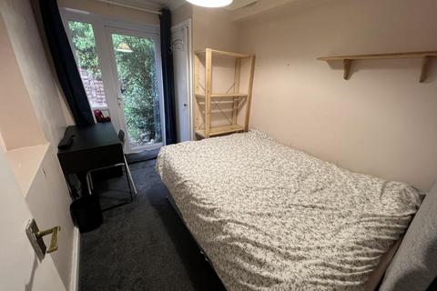 2 bedroom flat to rent, Ground Floor Flat, Longbrook Terrace