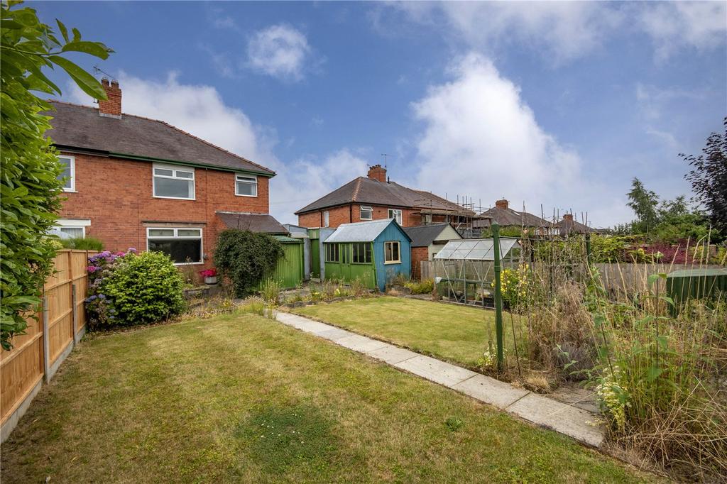 Oak Drive, Oswestry, Shropshire, SY11 3 bed semi-detached house - £215,000