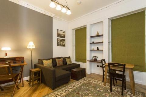 Studio to rent, Cartwright Gardens, Bloomsbury, London, WC1H