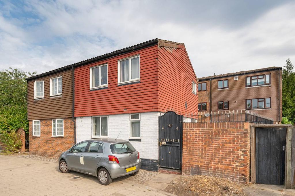 Whitchurch Lane, Edgware, HA8 2 bed semidetached house £365,000