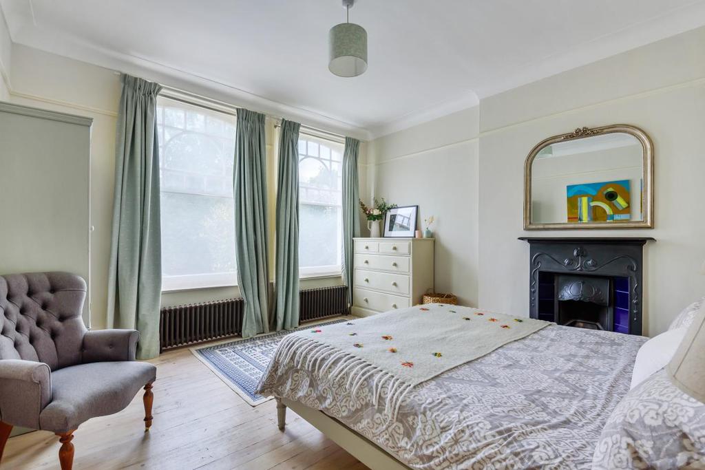 Bedford Hill, Balham 2 bed flat £750,000