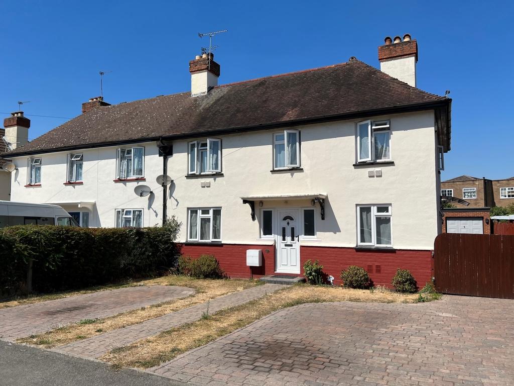 Worple Avenue, StainesuponThames, Surrey, TW18 3 bed semidetached