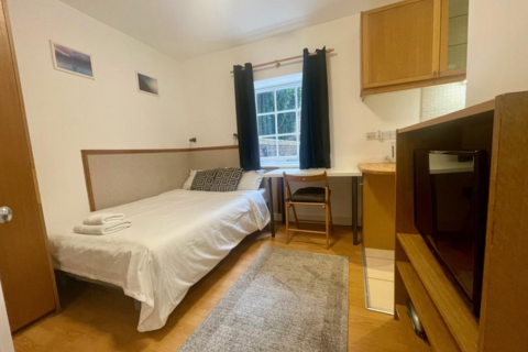 Studio to rent, Fulham Palace Road, Hammersmith, London, W6