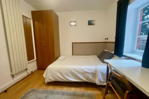 Studio to rent, Fulham Palace Road, Hammersmith, London, W6