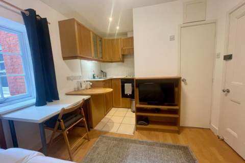 Studio to rent, Fulham Palace Road, Hammersmith, London, W6