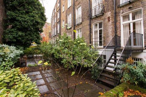 Studio to rent, Cartwright Gardens, Bloomsbury, London, WC1H