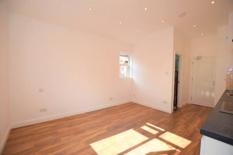 Studio to rent, Larch Road