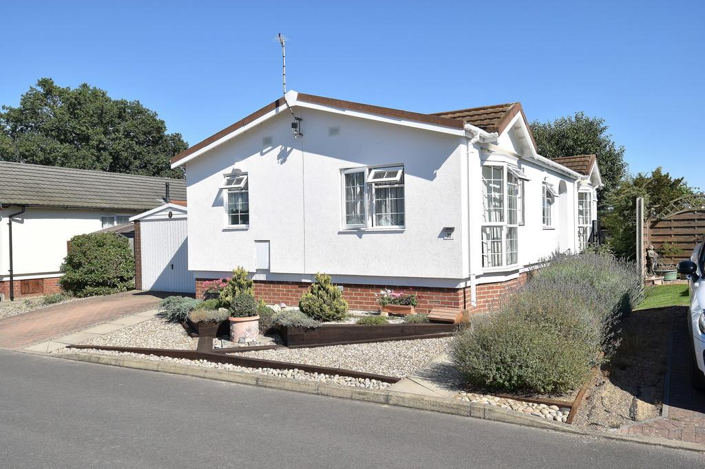 Lugano Avenue, Martlesham Heath IP5 3RR 2 bed mobile home £240,000