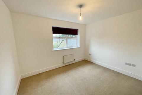 4 bedroom detached house to rent, Ellison Grove, Birkenshaw