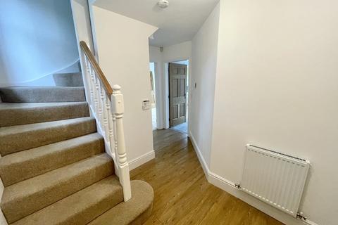 4 bedroom detached house to rent, Ellison Grove, Birkenshaw