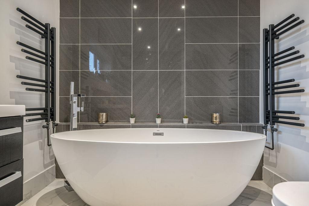 Bath/shower room
