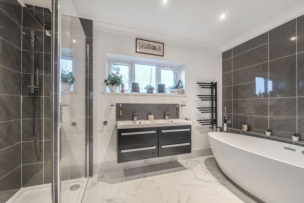 Bath/shower room