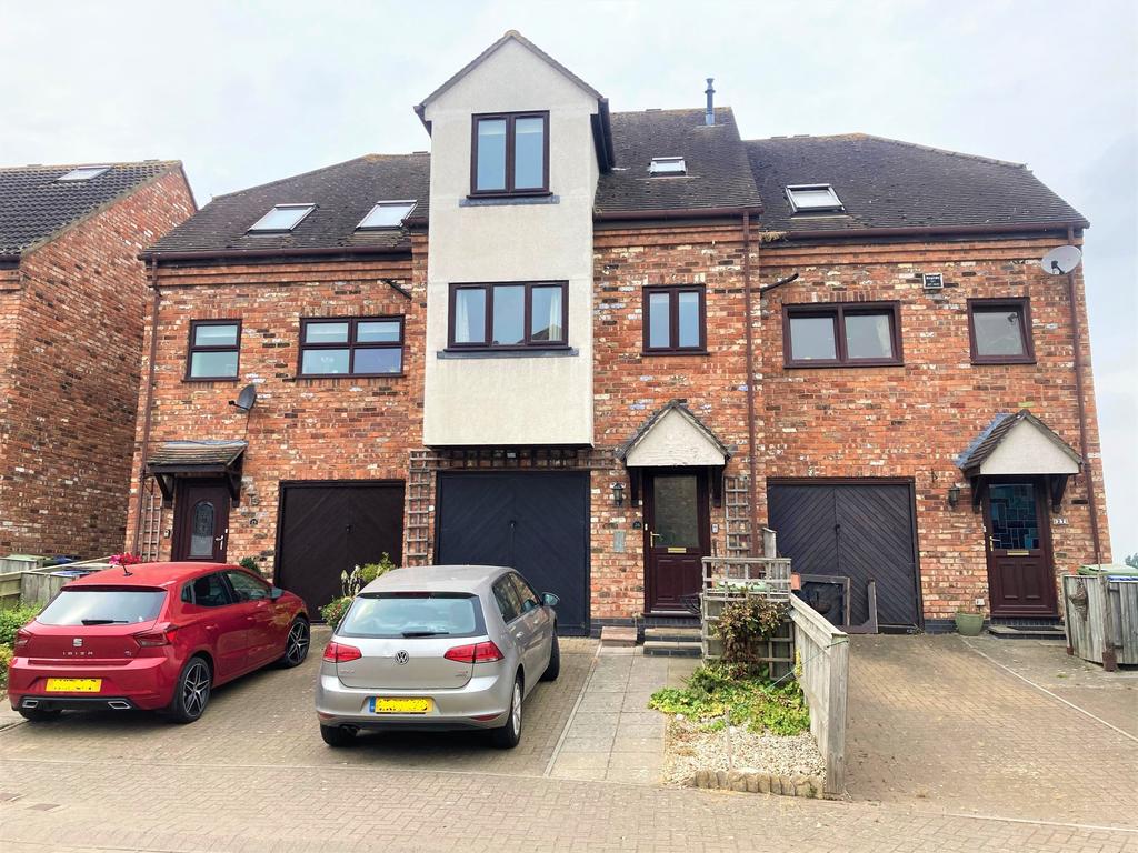 King Johns Court, Tewkesbury, 4 bed house £1,500 pcm (£346 pw)