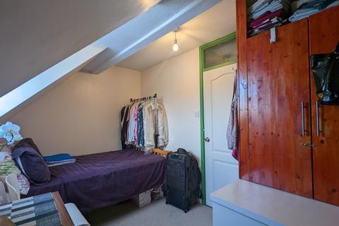 26 Fawns Manor Close, Feltham, TW14 8EN