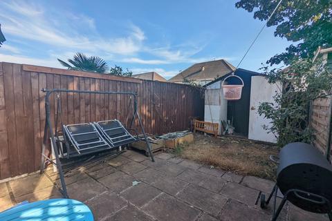 26 Fawns Manor Close, Feltham, TW14 8EN