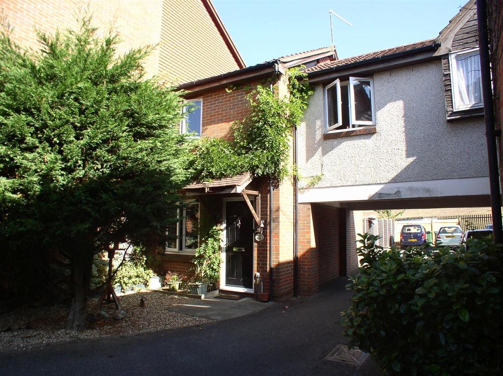 Shaw Drive, WaltonOnThames 3 bed semidetached house £1,600 pcm (£