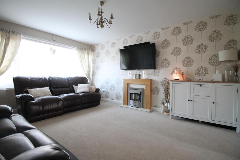 Admirals Way, Daventry 3 bed house £215,000