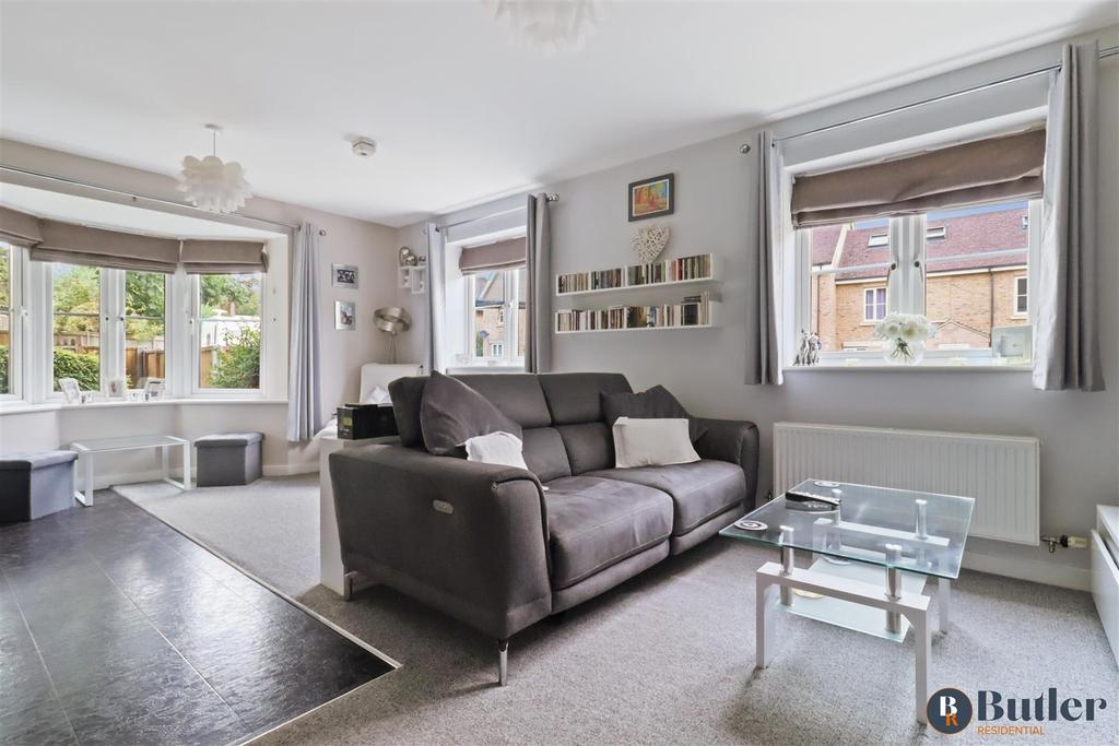 North Lodge Drive, Papworth Everard, Cambridge 2 bed flat £190,000