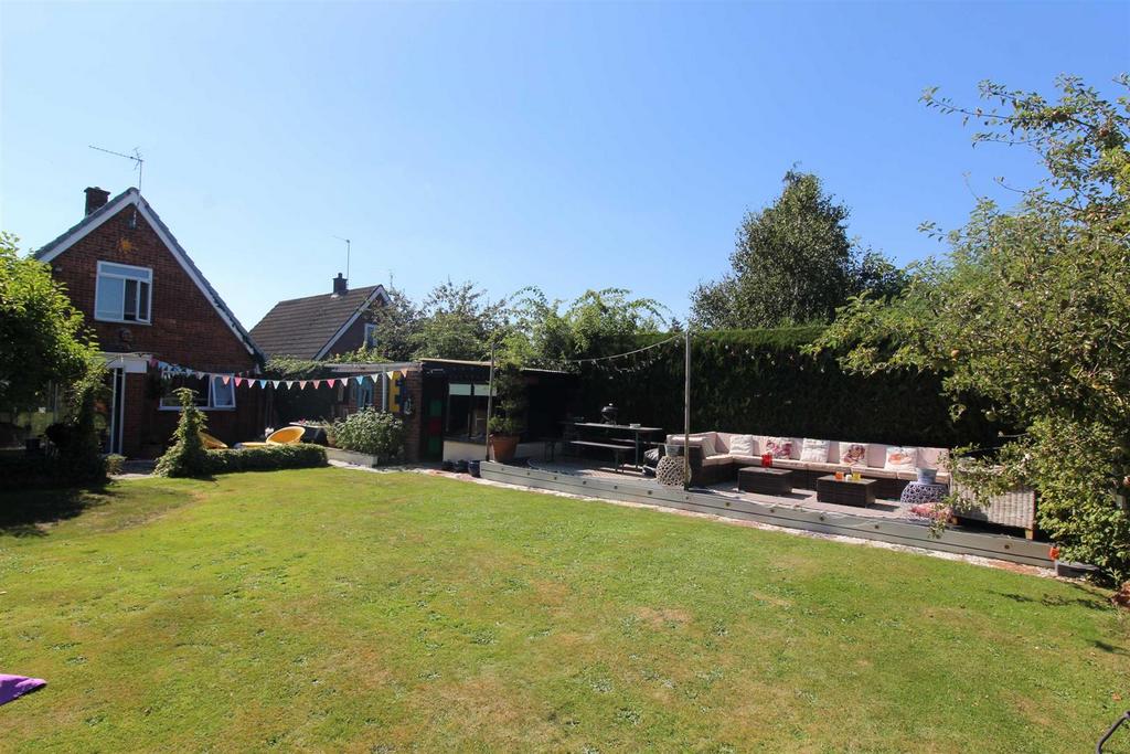 Middleton Road, Oswestry 3 bed detached bungalow £290,000