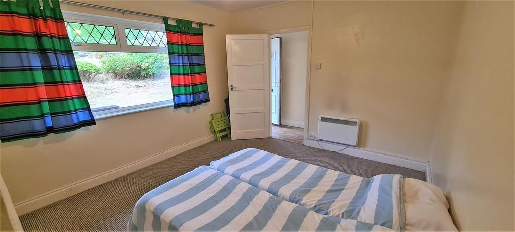 Front bedroom (4).jpg