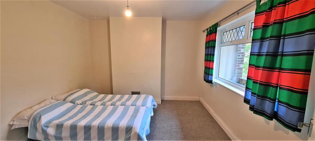 Front bedroom (3).jpg