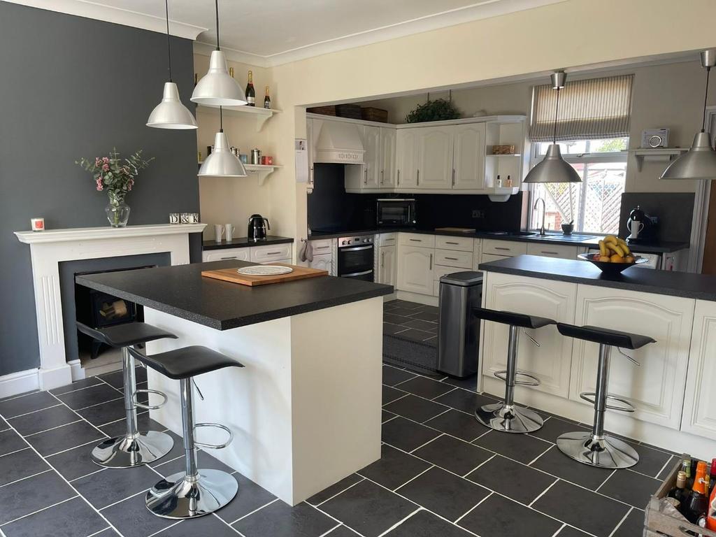 Main Street, Hayton, Retford, DN22 9LF 4 bed semidetached house £495,000
