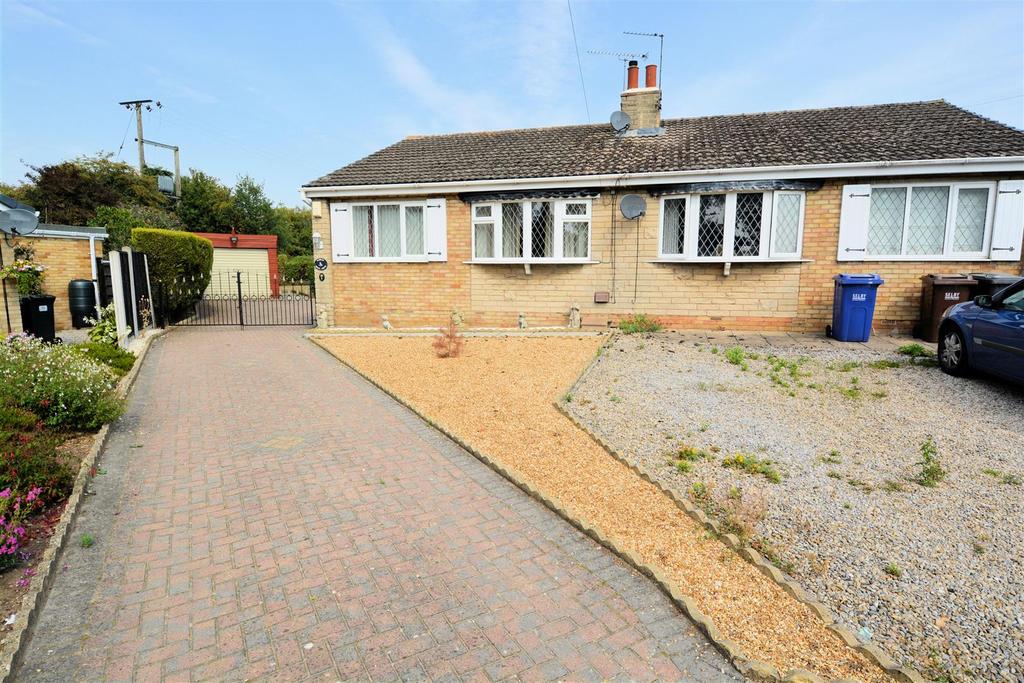 Beech Grove, Camblesforth, Selby 2 bed semidetached bungalow £750