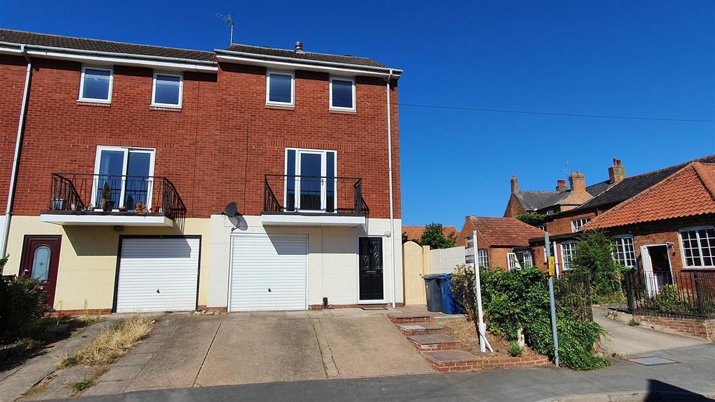 Fisher Lane, Bingham, Nottingham 4 bed end of terrace house £1,000