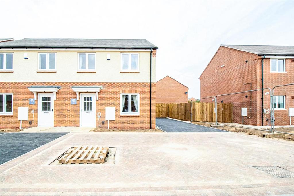 Draper Close, RadcliffeOnTrent... 3 bed semidetached house £1,200