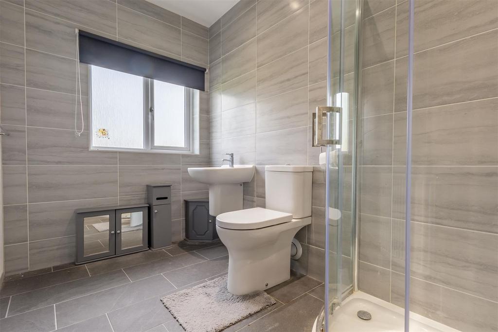 Bathroom (17)-HDR copy.jpg