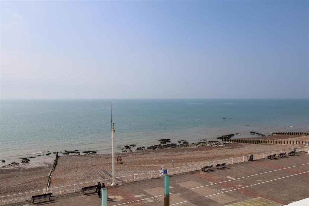 Marine Court, St. LeonardsOnSea 1 bed flat £795 pcm (£183 pw)