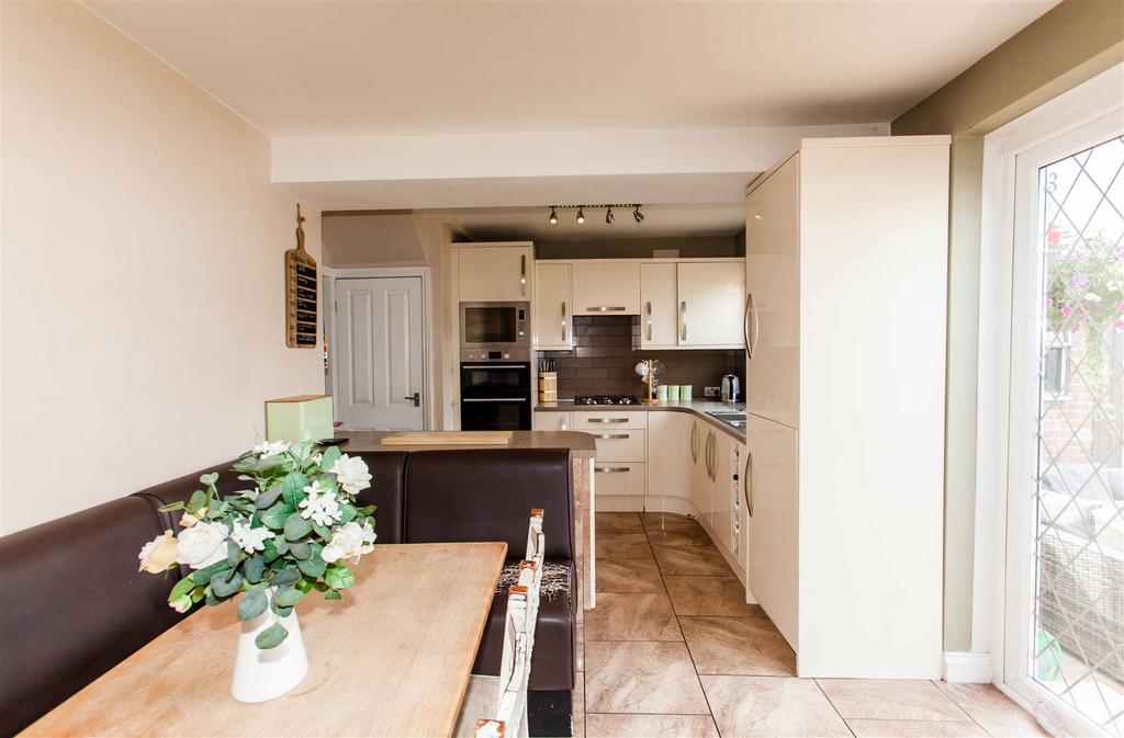 West Street, Creswell, Worksop 3 bed semidetached house £174,950