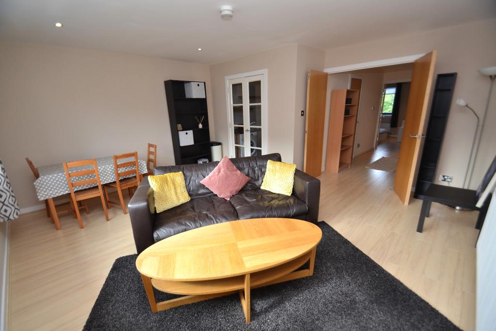 102 Bellwood Street, Shawlands, G41 3ED 2 bed flat £900 pcm (£208 pw)