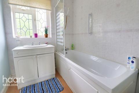 17 Camelot Gardens, Basildon, SS13 1AN