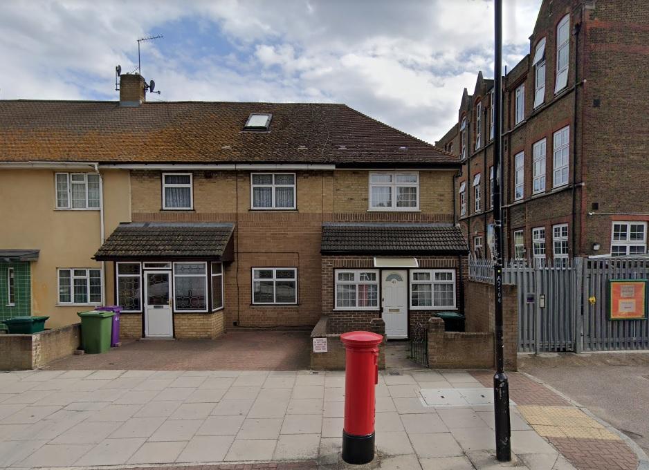 Aston Street, Limehouse, E14 2 bed terraced house £2,050 pcm (£473 pw)