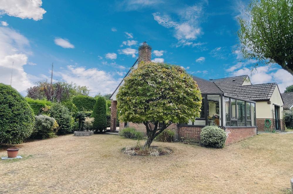 Camel Green Road, Alderholt, SP6 3AR 4 bed bungalow for sale £525,000