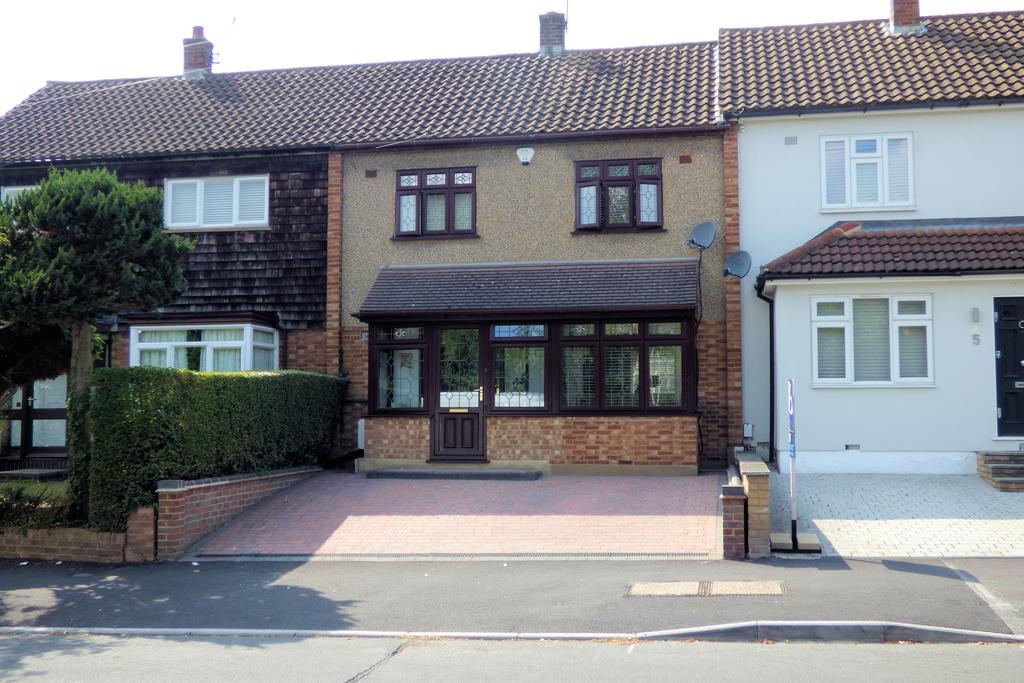 Severn Drive, Upminster RM14 3 bed terraced house £485,000