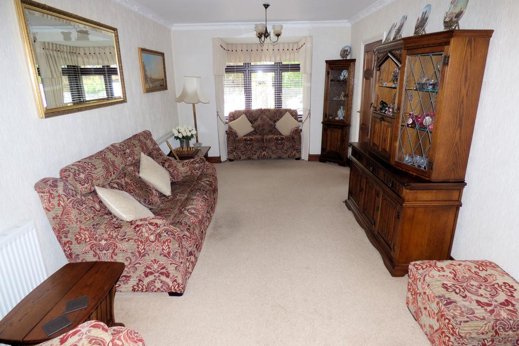 Severn Drive, Upminster RM14 3 bed terraced house £485,000